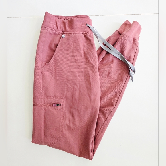 Figs Scrub Catarina One Pocket Top & Zamora High Waisted Jogger Mauve - Picture 4 of 6